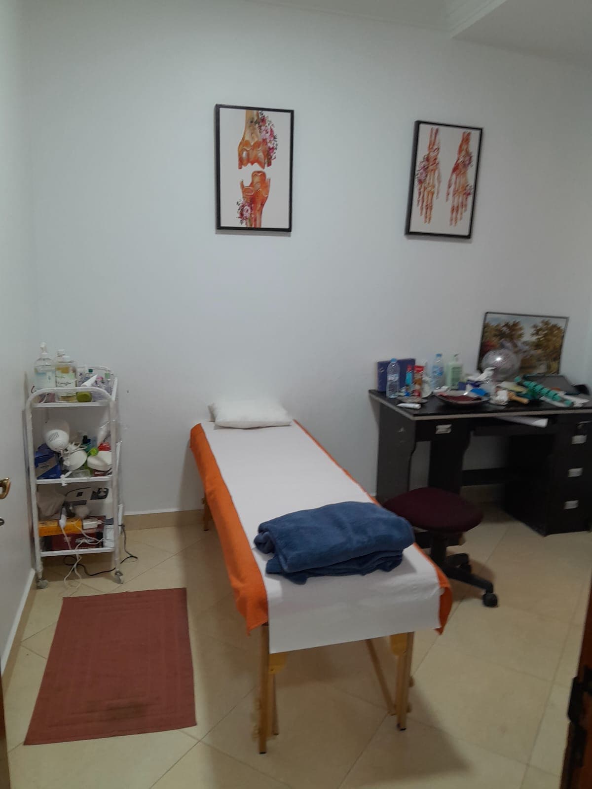 غرفة العلاج بطاولة التدليك